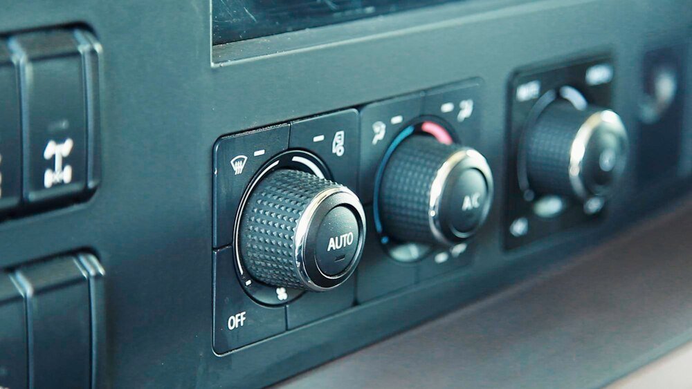 Dobry niedrogi wzmacniacz stereo – jak wybrać i na co zwrócić uwagę?