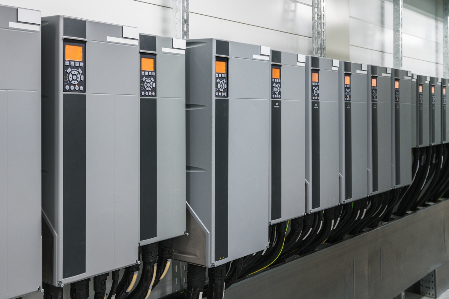 Przemysłowy magazyn energii realizujący ładowanie zestawu akumulatorów jako sposób na system zarządzania energią pozyskaną z OZE.