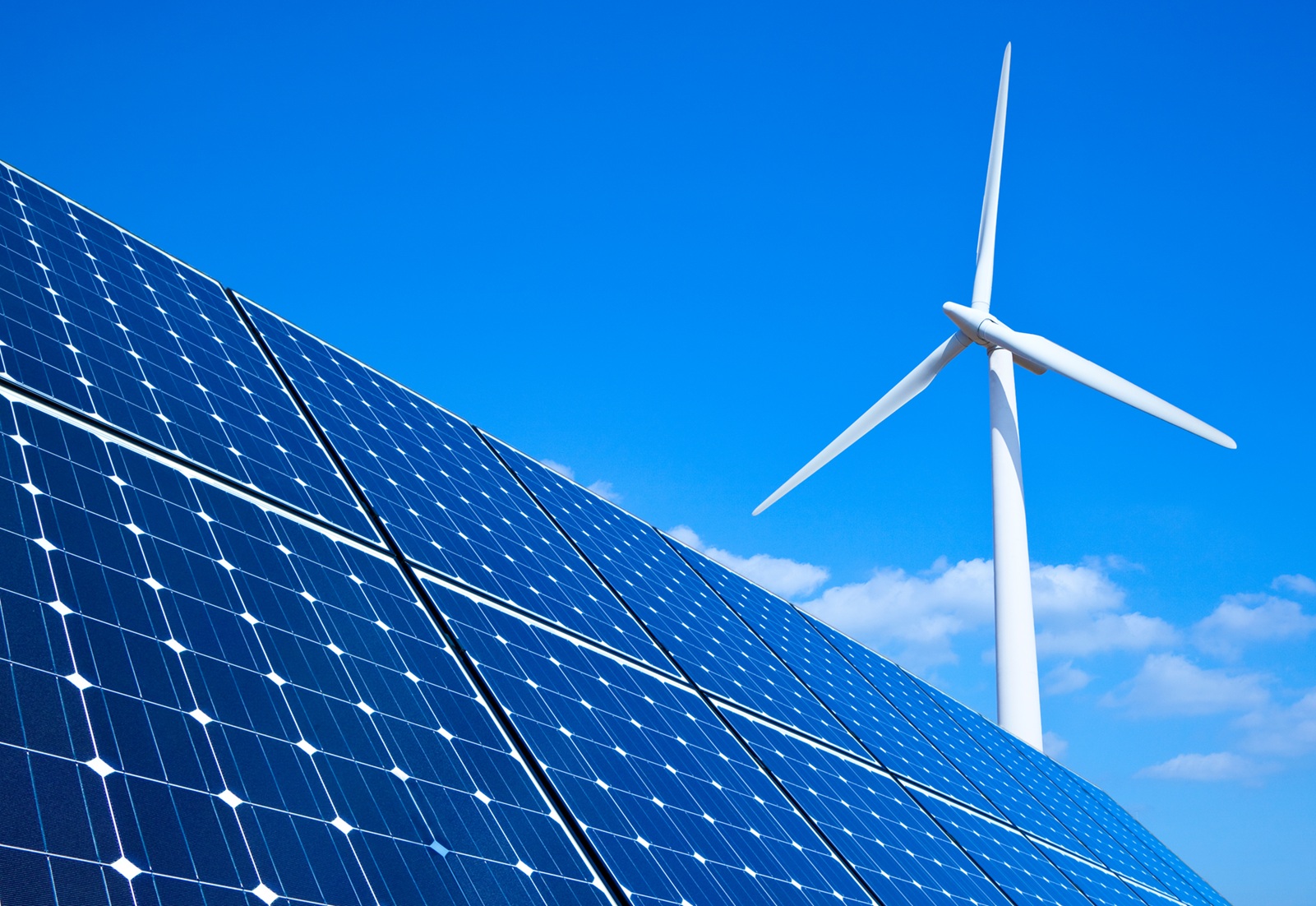 Widok na panele mikroinstalacji fotowoltaicznej pracujące z pełną mocą w czasie dziennej nadprodukcji energii latem.
